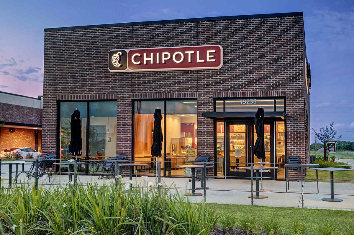 Renovated Chipotle building in Houston, TX, completed by GSD Construction, featuring an outdoor dining area